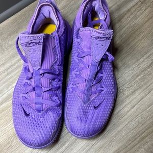 Loop hole for slot is torn(see image)Please review shoe tag to confirm shoe size